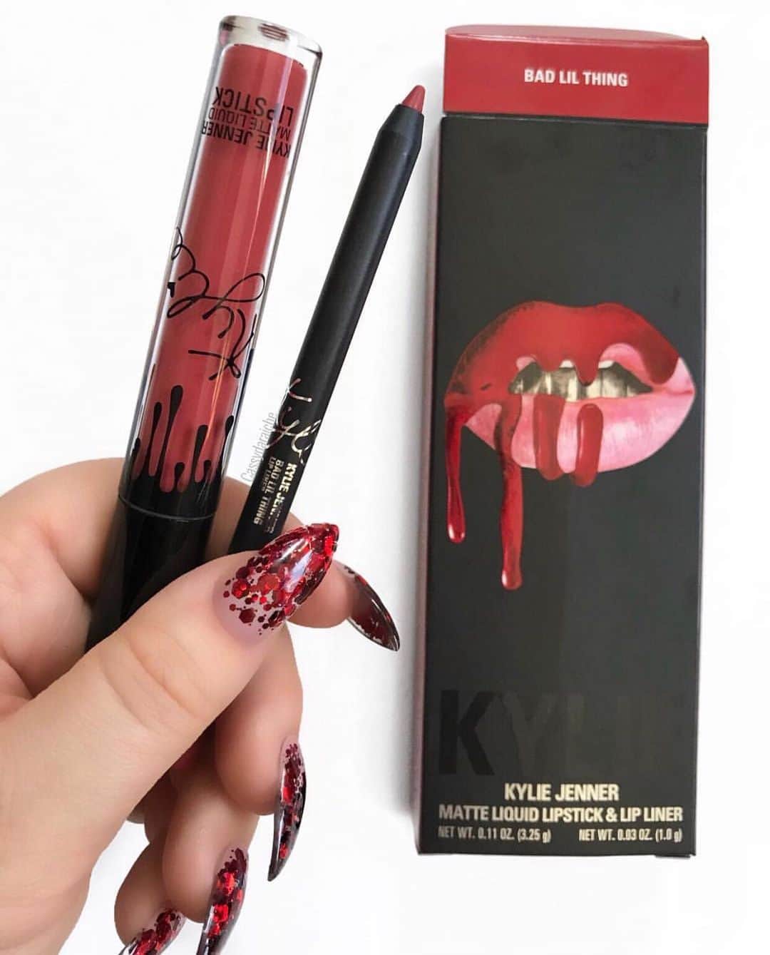 Kylie Cosmeticsさんのインスタグラム写真 - (Kylie CosmeticsInstagram)「BAD LIL THING lip kit 💋 the perfect warm burnt red shade for spring and summer ✨ tap to shop 🌸 @cassydaraiche」5月29日 12時55分 - kyliecosmetics