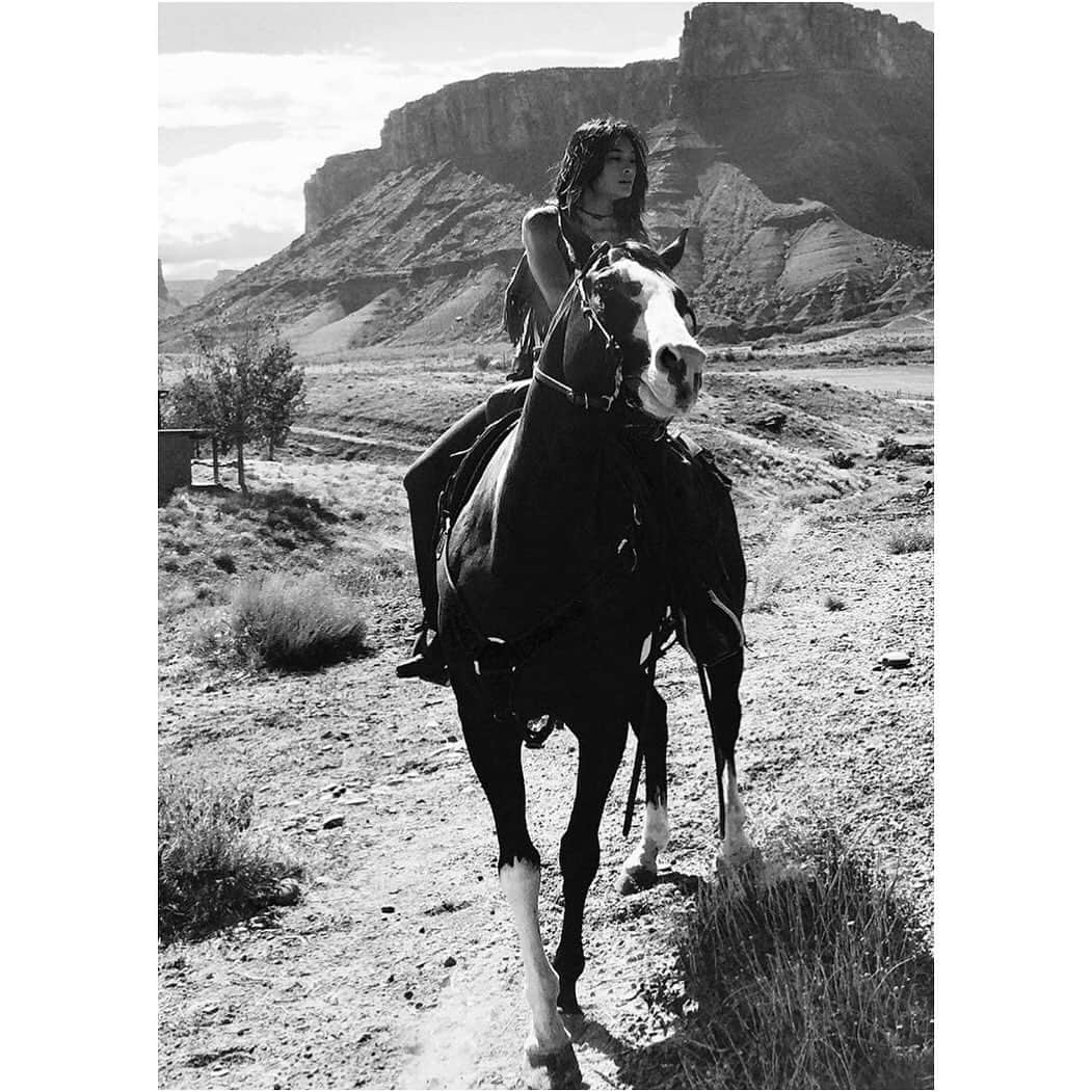 ジェラ・マリアーノさんのインスタグラム写真 - (ジェラ・マリアーノInstagram)「Tossin it back to my #kirinfire desert adventures! 👩🏽‍🌾🐎☀️(thanks @sbutchn5 for the pic & memories) #tbt #kirin #ジェラマリアーノ」5月29日 13時07分 - jarahm