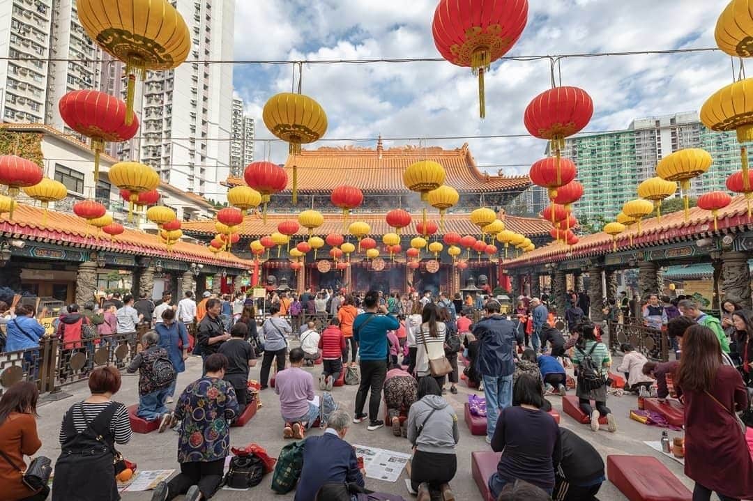 Discover Hong Kongさんのインスタグラム写真 - (Discover Hong KongInstagram)「With a claim to ‘make every wish come true upon request’, the Wong Tai Sin Temple is incredibly popular among local worshippers who pray for good fortune and divine guidance through offerings. 據說黃大仙「有求必應」呢！上次去香港，有到黃大仙祠上香拜拜，求籤祈福嗎﹖ 黄大仙は幸運へと導いてくれることで、香港の人々に人気のお寺です。 📷: @rainer_lam #DiscoverHongKong #repost」5月29日 13時00分 - discoverhongkong