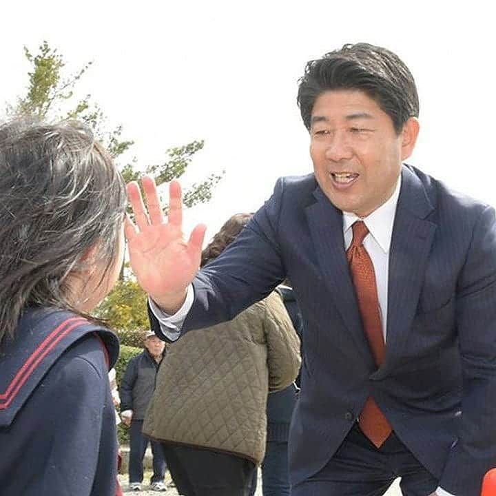 公明党さんのインスタグラム写真 - (公明党Instagram)「世界一受けたい教育を、この国に。 生徒たちの激変する様子が反響を呼び、新聞やＮＨＫで特集され、「世界一受けたい授業」にも２度出演。今日も子どもの幸せのために、しもの六太さんは走ります。  #情熱　#熱血先生　#感動 #教育は子どもの人生を開く　#太宰府小学校　#業院中学校　#筑紫高校　#島根大学　#北九州　#世界一受けたい授業 #やればできる　#下野式体育　#福岡　#福岡県　#公明党 #しもの六太 #スワイプしてね」5月29日 13時05分 - komei.jp