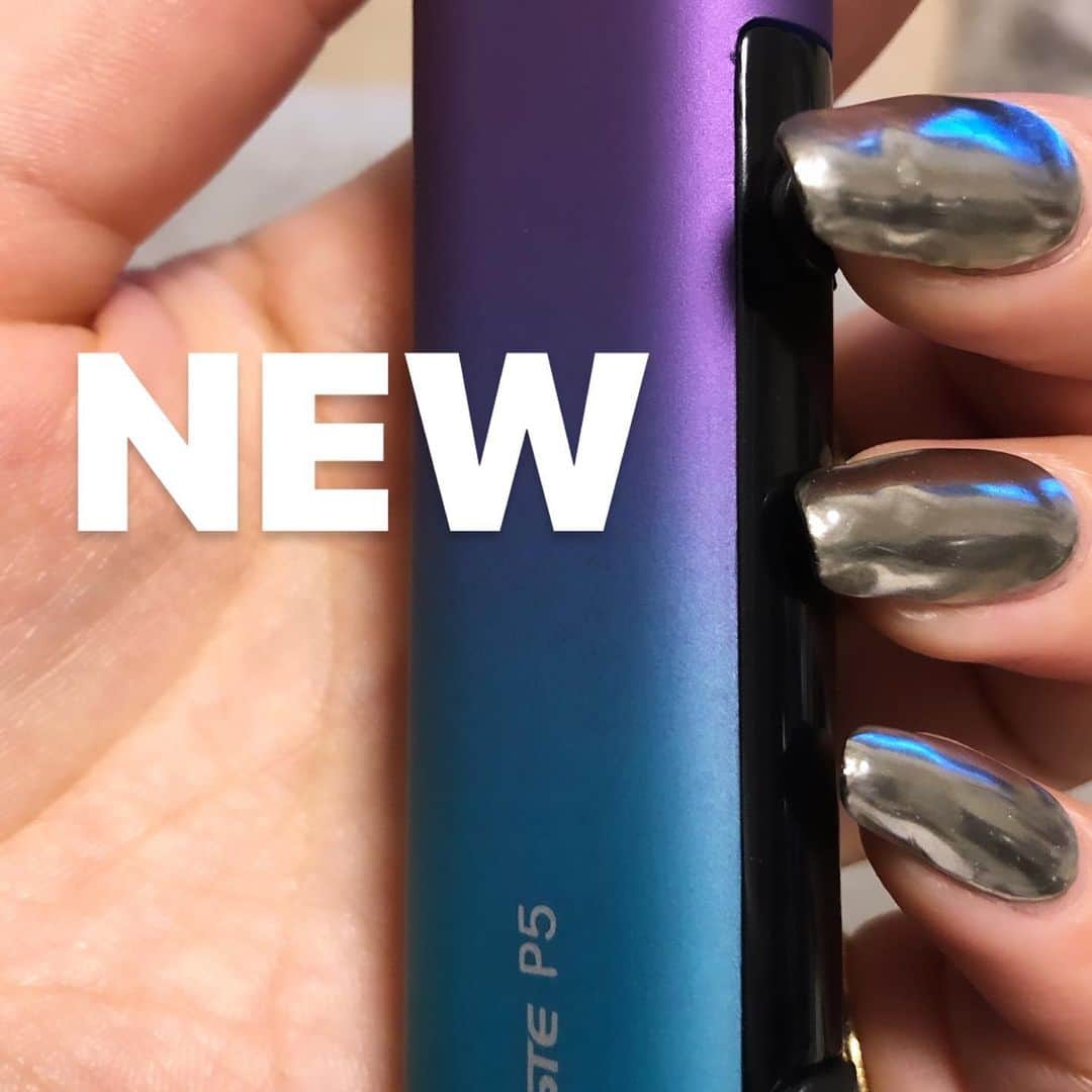 のインスタグラム：「NEW NAIL🖤💜💙 フットもしてから載せようと思ったら案外暫く行けなかったので手だけ載せる😳  今回は黒ベースにシルバーのミラー✨どんな時でも鏡としてお色チェック出来るように😚(見えません)  担当は相変わらず @baliage_bob 😍  #aika #nail #ネイル #mirrornails #ミラーネイル」