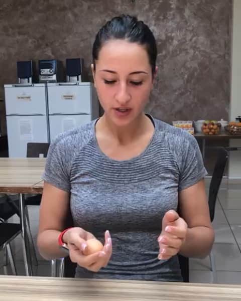 ヤナ・イグリアンのインスタグラム：「А что если? ⠀ Встречаем среду экспериментом❤️ Я решила попробовать опровергнуть давний факт, о том, что если яйцо сжать в ладошках - оно не разобьётся) ⠀ Смотрите, что у меня получилось 😁 точнее не получилось)」