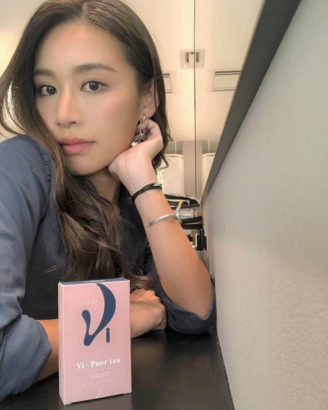 南美沙さんのインスタグラム写真 - (南美沙Instagram)「今日の撮影のお供にプーアル茶🌺. 半年間ずっと無理なく飲めてきたけど、最近痩せたって言われるし身体も余分な脂肪が少なくなってしまってきた気がする😁✨✨. . お陰で、夏のお仕事もこれで乗り切れそう😆🌺✨. . 食事や普段の飲み物として飲むだけだし、さっぱりしてゴクゴク飲めるのも続けられた秘訣でした😊✨🙏. thankyou💋@tasly_japan_ariake #タスリーヴィプーアール茶  #プーアール茶  #デトックス #ポリフェノール #オーガニック #tasly #プーアル茶」5月29日 13時14分 - miee.misa