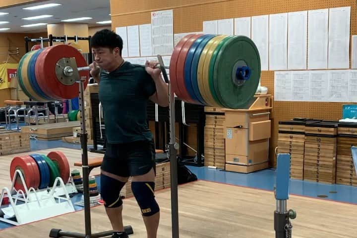 山本俊樹のインスタグラム：「- squat 300x3  アジア選手権が終わってから全日本選手権までの間 自分のスタイルを忘れていた。  スクワットがあってこその山本俊樹。 この頃まで戻そう。  絶対に世界で勝つ！ それまで耐える  #耐えて勝つ  @weightlifting_jpn @weightlifting_jpn @weightlifting_jpn」