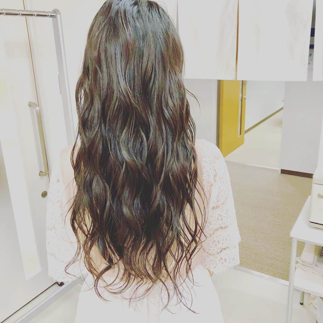 松川浩子さんのインスタグラム写真 - (松川浩子Instagram)「まもなく ちちんぷいぷい 始まります！  髪伸びたなぁ〜。 そりゃ 美容院行ってないもんなぁ。  ということで 本日 Last Long Hair Dayです。  見納めて下さいませ〜😜」5月29日 13時47分 - hiroko_matsukawambs