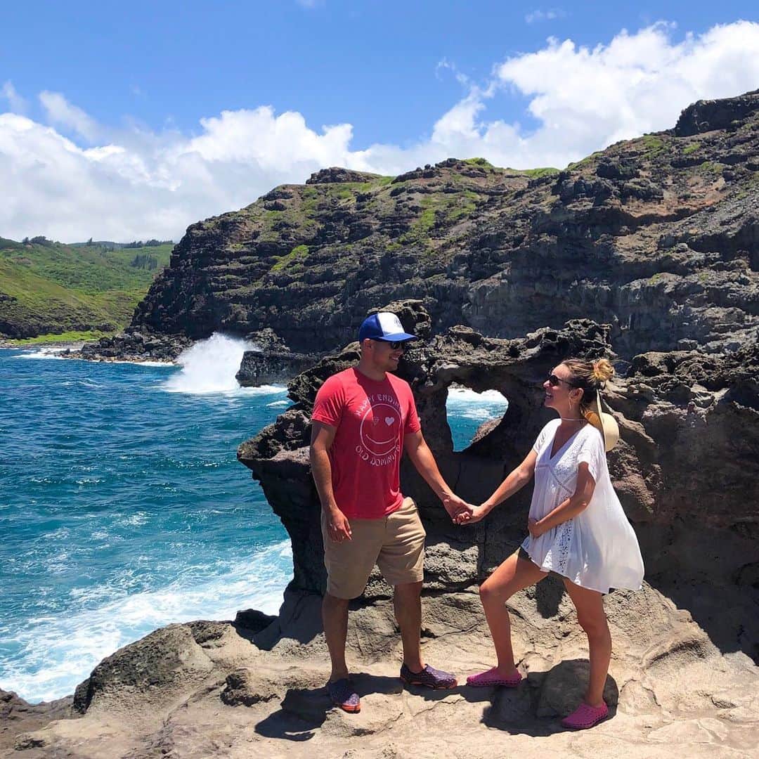 サマンサ・ドロークのインスタグラム：「Happy Anniversary/Babymoon my love ❤️ There is no one else I’d rather be rocking crocks and creating tiny humans with than you! 🥰 Standing on lava rock by Maui’s heart-shaped rock is another memory in the books! @occ112 I love you honey! #babymoon #1yearanniversary #hawaii #lovelulus」