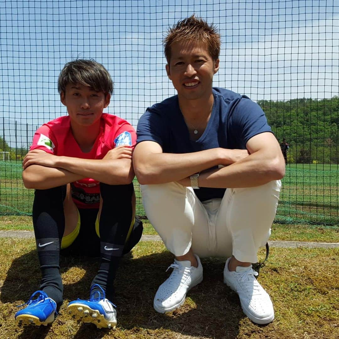 森崎浩司さんのインスタグラム写真 - (森崎浩司Instagram)「今日は「情熱サンフレッチェ」 川辺駿選手のインタビューと、TSS携帯サイトのインタビューを森島司選手にしました😆  ちなみにモリシを取材してると渡大生が乱入してきました😁 笑  この2人は仲がいい⤴️⤴️ #sanfrecce #RCC  #情熱サンフレッチェ #TSS携帯サイト #うらこうじ #川辺駿 #森島司 #渡大生」5月29日 13時49分 - koji.morisaki77