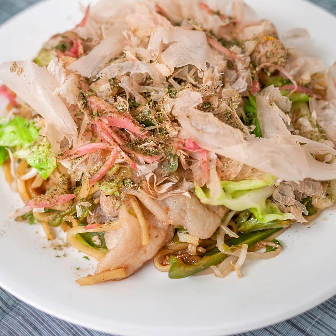 のインスタグラム：「Ramen’s stir-fried cousin, yakisoba, is still relatively unknown outside of Japan, but it’s one of the most popular everyday dishes here. Unlike ramen, which is rarely made from scratch at home because of the complexity of its soup, yakisoba is quite easy to whip up for a quick lunch. Read Makiko Itoh's recipe on The Japan Times online with the link in our bio. (Makiko Itoh photos) . . . . . . #Japan #Tokyo #japanesecooking #japanesefood #recipe #food #instafood #yakisoba #日本 #東京 #日本料理 #料理 #レシピ #焼きそば #やきそば #🍜」