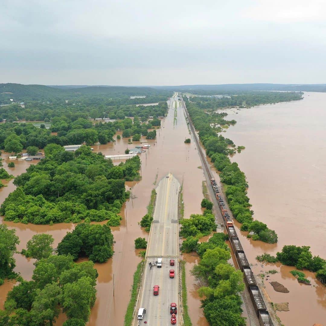 NBC Newsさんのインスタグラム写真 - (NBC NewsInstagram)「Aerial photo shows a flooded highway in Sand Spring, #Oklahoma. Communities that have seen little rain are getting hit by historic flooding along the Arkansas River thanks to downpours that have prompted officials to open dams to protect some cities, but inundate others with swells of water. Click the link in our bio for more. . 📷 DroneBase via @apnews」5月29日 14時01分 - nbcnews