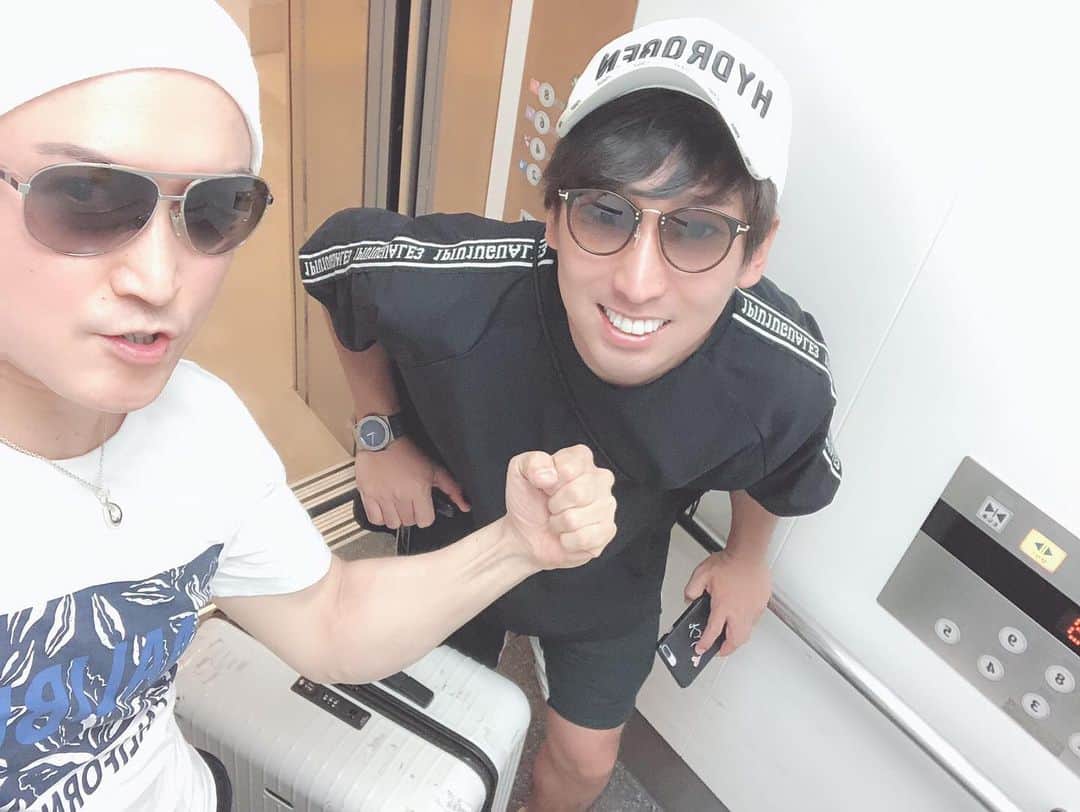 上山 哲平のインスタグラム：「. 台湾商業貿易協会、台湾ホテル組合理事長と打ち合わせしました。 . 海外で事業展開をすると人脈も世界観も広がるのでおすすめです。 . 「見たことのない景色、価値観や文化、感情や言葉、1度切りの人生ならもっと世界を味わった方がより楽しい」 . #台湾 #台中 #ホテル事業 #世界展開 #理事長 #人脈 #価値観 #文化 #感情 #表現 #言葉 #eagle #playearth #gifel」