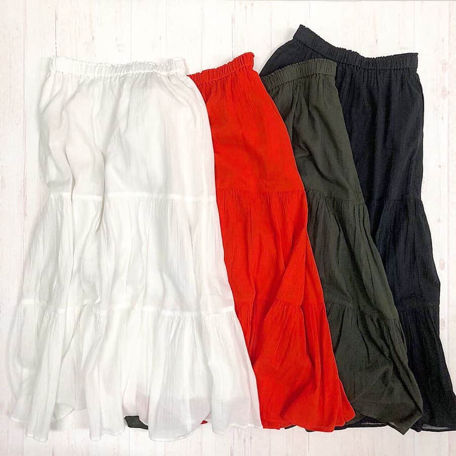 ユニクロ 銀座店さんのインスタグラム写真 - (ユニクロ 銀座店Instagram)「この夏のオススメは…  ロングスカート‼️‼️‼️ トレンドの#ティアード デザインが素敵な  #ティアードロングスカート  爽やかな薄手のコットン素材に、ウエストゴムで楽チン😚  これ一枚で、シンプルなTシャツコーデも華やかに🥰  ユニジョの皆さん  ユニクロのスカートコーデには→ #ユニクロスカート族  ユニクロコーデには → #uniqloginza2019ss を付けてね🙇✨ * *  ティアードロングスカート ¥2,990+消費税  商品番号:414219  #uniqloginza2019ss #夏コーデ #カジュアル #ユニクロの輪 #広がれユニクロの輪 #カジュアルコーデ #UNIQLO #UNIQLOGINZA #FASHION #outfit #ootd  #ユニクロ #ファッション #coordinate #ユニジョ#uniqloginza置き画くら部#uniqloコーデ」5月29日 14時06分 - uniqlo_ginza