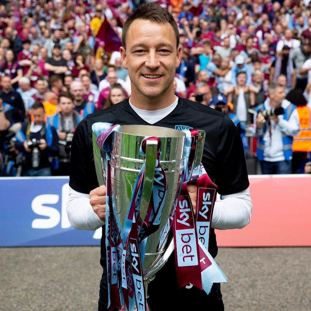 ジョン・テリーさんのインスタグラム写真 - (ジョン・テリーInstagram)「@avfcofficial 💜🏆」5月29日 14時09分 - johnterry.26