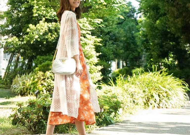 パシオスさんのインスタグラム写真 - (パシオスInstagram)「Repost @haruka_takahashi0127 ・・・ まだ5月なのに今日も暑かった〜☀️ .  そんな今日のコーデ💕 .  オレンジのワンピースにレースガウンを羽織ったよ👗💖 .  形綺麗だし、さらっと着れる🎶 .  イヤリングはワンピに合わせて、花柄のクリアイヤリングをつけたよ💐 .  どれもパシオス @paseos_official の❣️ .  今パシオスのアプリをダウンロードするとお得なクーポンが貰えるみたい⭐️ .  ワンピース→(品番 4110489123) .  レースガウン→(品番 4110185721) .  イヤリング→(品番 3370151021) .  #コーデ #code #outfit #ootd #パシオス #pr #パシオスコーデ #fashion #coordinate #晴香コーデ」5月29日 14時17分 - paseos_official
