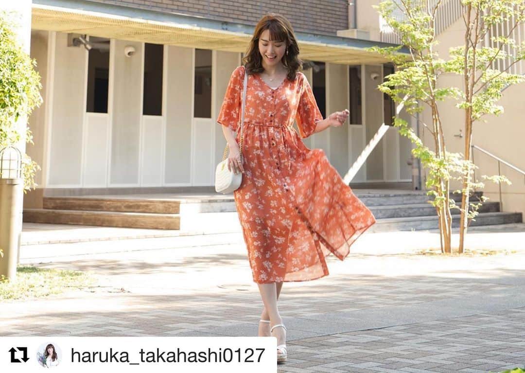 パシオスさんのインスタグラム写真 - (パシオスInstagram)「Repost @haruka_takahashi0127 ・・・ まだ5月なのに今日も暑かった〜☀️ .  そんな今日のコーデ💕 .  オレンジのワンピースにレースガウンを羽織ったよ👗💖 .  形綺麗だし、さらっと着れる🎶 .  イヤリングはワンピに合わせて、花柄のクリアイヤリングをつけたよ💐 .  どれもパシオス @paseos_official の❣️ .  今パシオスのアプリをダウンロードするとお得なクーポンが貰えるみたい⭐️ .  ワンピース→(品番 4110489123) .  レースガウン→(品番 4110185721) .  イヤリング→(品番 3370151021) .  #コーデ #code #outfit #ootd #パシオス #pr #パシオスコーデ #fashion #coordinate #晴香コーデ」5月29日 14時17分 - paseos_official