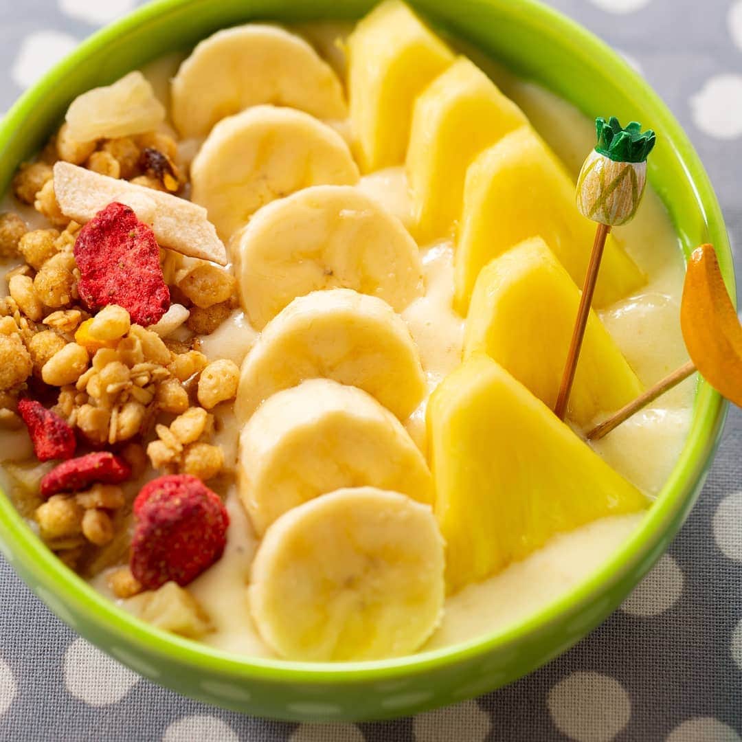 のインスタグラム：「Dole 🍍パインとバナナのスムージーボウル🍌 . ボリュームたっぷり。朝食にぴったりなスムージーボウル✨ . 〇材料（🙆‍♂️2人分🙆‍♀️） バナナ 1本 パイナップル 1/4個（150ｇ） アーモンドミルク 180ml ＊　＊　＊　＊　＊ 🍌飾り用🍍 バナナ 1本 パイナップル 1/4個（150ｇ） フルーツグラノーラ 大さじ2  〇作り方👩‍🏫 1.バナナは皮をむいて1㎝厚さの輪切り、パイナップルは皮と芯を除き、いちょう切りにし、どちらも冷凍する。❄️ . 2.ミキサーに1とアーモンドミルクを入れ、よく撹拌する。🥣 . 3.2を器に注ぎ、飾り用のバナナとパイナップルを1と同じように切って盛りつけ、フルーツグラノーラをのせる。🤤 . #ドール  #バナナ  #パイナップル  #スムージー  #スムージーボウル  #朝食  #ダイエット  #健康  #低カロリー  #レシピ  #フルーツ  #dole  #fruits  #foodie  #instafood  #smoothie  #smoothiebowl  #morning  #cooking  #food  #recipe」
