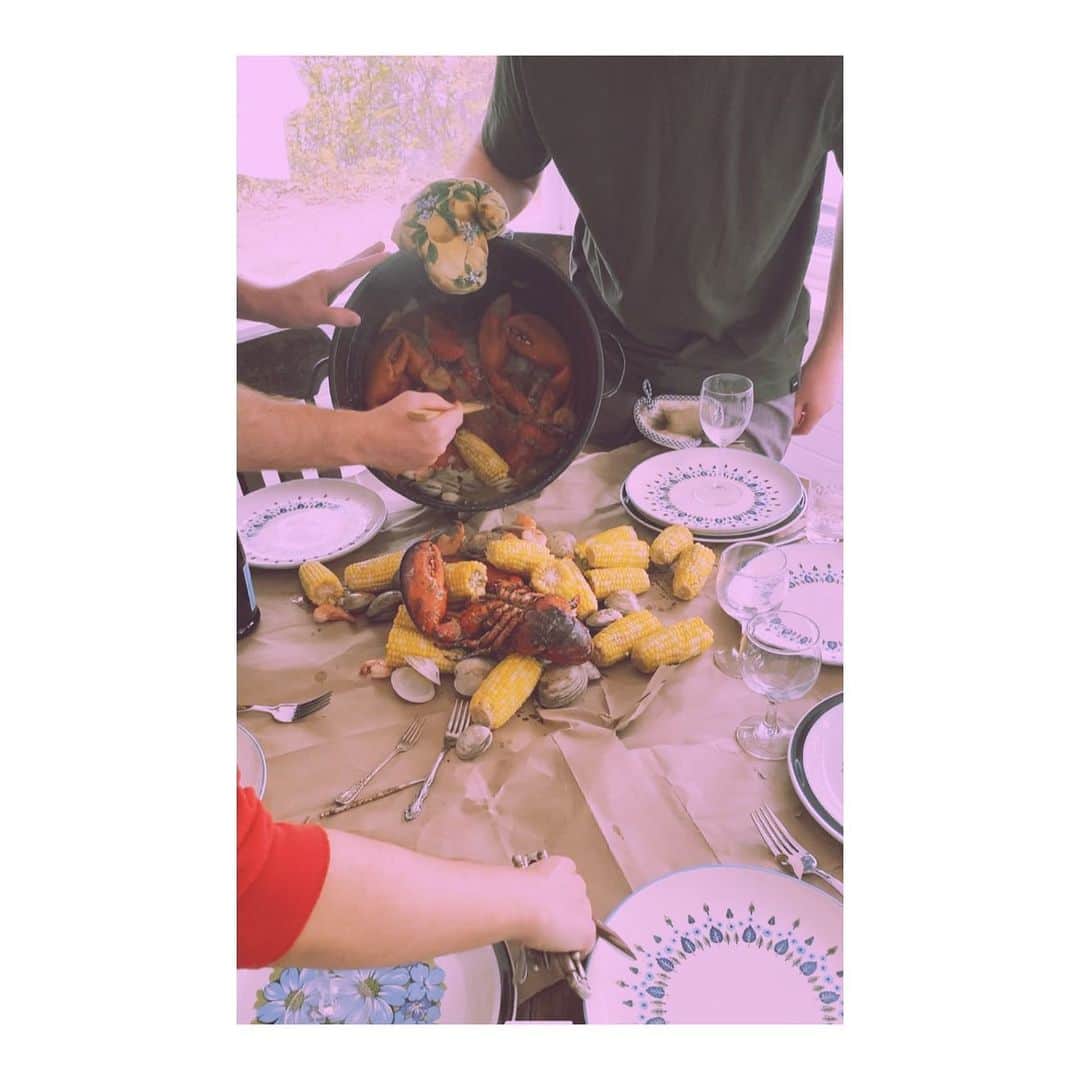 ブリジット・メンドラーのインスタグラム：「Food for the soul 🏠🌊」