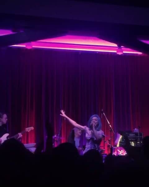 HEY VIOLETのインスタグラム：「thank you, san fran!! we are the happiest of beans. so thankful we got to dance with you, sing with you, pour our hearts out to you. let’s do it again soon, bbys❤️ next up, LA LA LA」