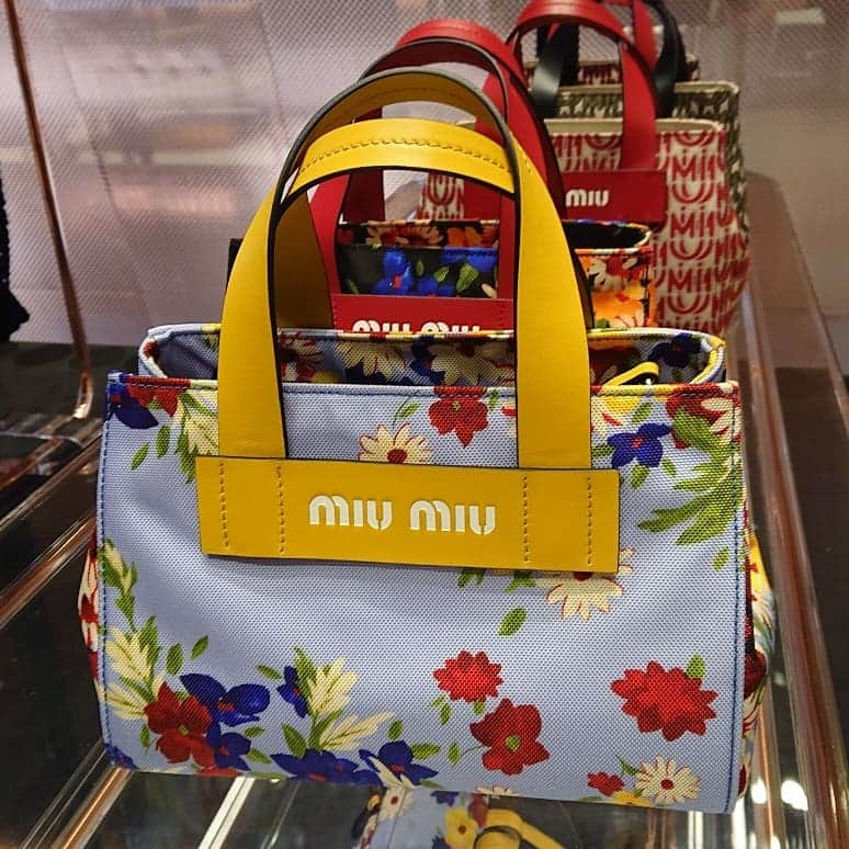 Rayさんのインスタグラム写真 - (RayInstagram)「miumiu日本限定発売のトートバッグシリーズ、MIU EVERYWHERE(ミュウ エブリウェア)が6月中旬に発売されます。 フラワープリントもロゴプリントもどっちも可愛い♥️ チェックしてみてね！  #miumiu #日本限定 #ワイドストラップつき #94,000円」5月29日 14時20分 - ray.magazine