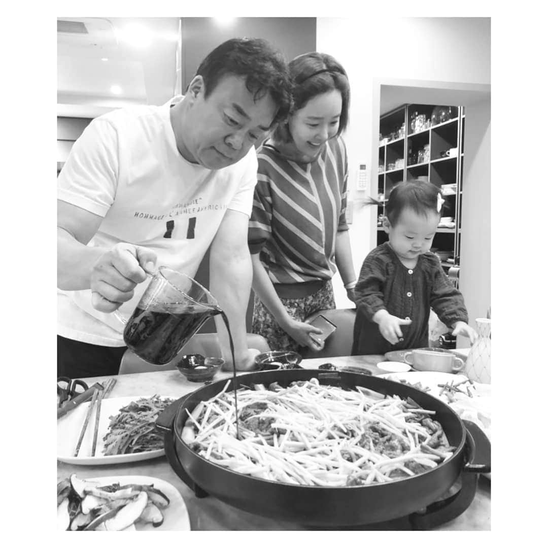 ソ・ユジンさんのインスタグラム写真 - (ソ・ユジンInstagram)「어제 놀러온 연진쌤이 보내준 사진 ㅎㅎ 맛난 스키야키 ~ 맛있는 요리해주는 아빠쵝오 ♡.♡ #paikso_kitchen」5月29日 14時23分 - yujin_so