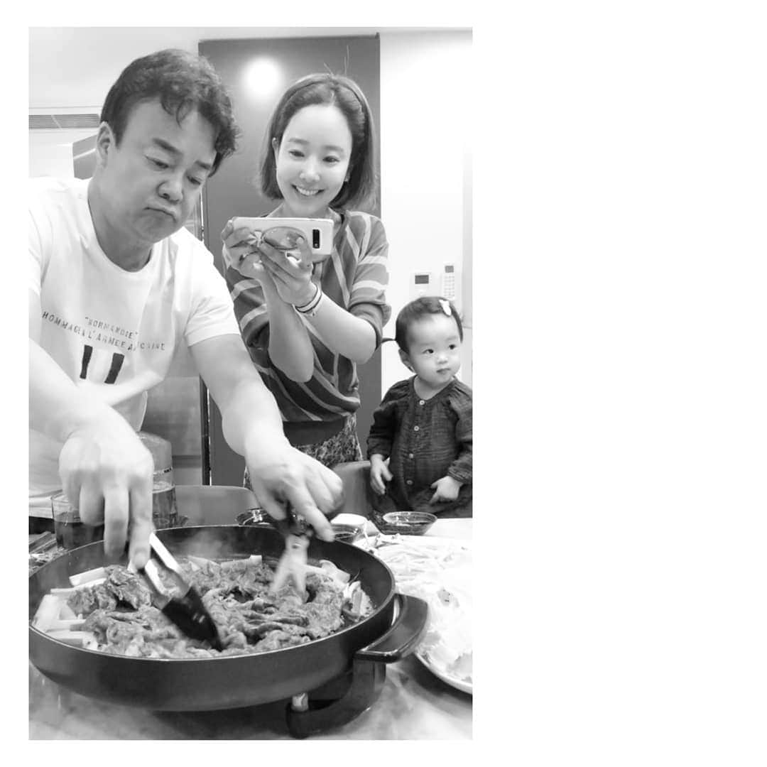 ソ・ユジンさんのインスタグラム写真 - (ソ・ユジンInstagram)「어제 놀러온 연진쌤이 보내준 사진 ㅎㅎ 맛난 스키야키 ~ 맛있는 요리해주는 아빠쵝오 ♡.♡ #paikso_kitchen」5月29日 14時23分 - yujin_so