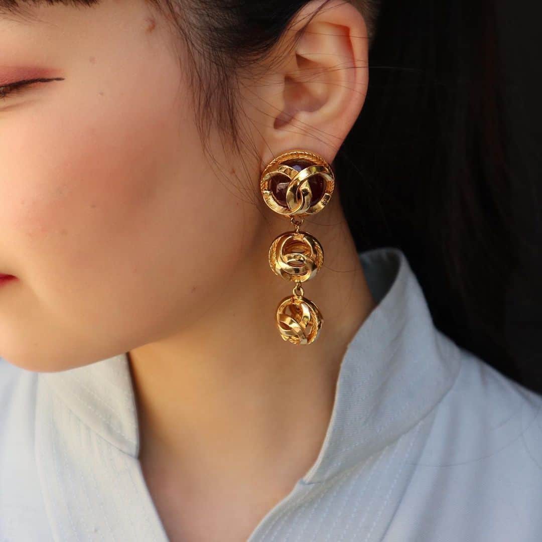 Vintage Brand Boutique AMOREさんのインスタグラム写真 - (Vintage Brand Boutique AMOREInstagram)「SOLD OUT.  Vintage Chanel clip-on earrings🔮 >>>Free Shipping Worldwide✈️ DM for more information ✉️ info@amorevintagetokyo.com  #ヴィンテージ #シャネル  #ヴィンテージシャネル #ヴィンテージブランドブティック #アモーレ #アモーレトーキョー #表参道 #青山 #東京 #chanel #vintage #vintagechanel #chanelvintage#amoretokyo #amorevintage #vintageshop」5月29日 14時30分 - amore_tokyo