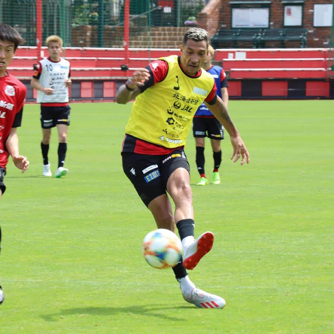 ジェイ・ボスロイドさんのインスタグラム写真 - (ジェイ・ボスロイドInstagram)「Nice session today! Getting used to the hot weather now😊😎, day by day feeling better and better 👍🏽 #consadole#team#together#win#belief#determination#striveforgreatness#blessed#hardwork#dedication#soccer#football#training#japan#jleague#adidas#adidastokyo」5月29日 14時32分 - jaybothroyd