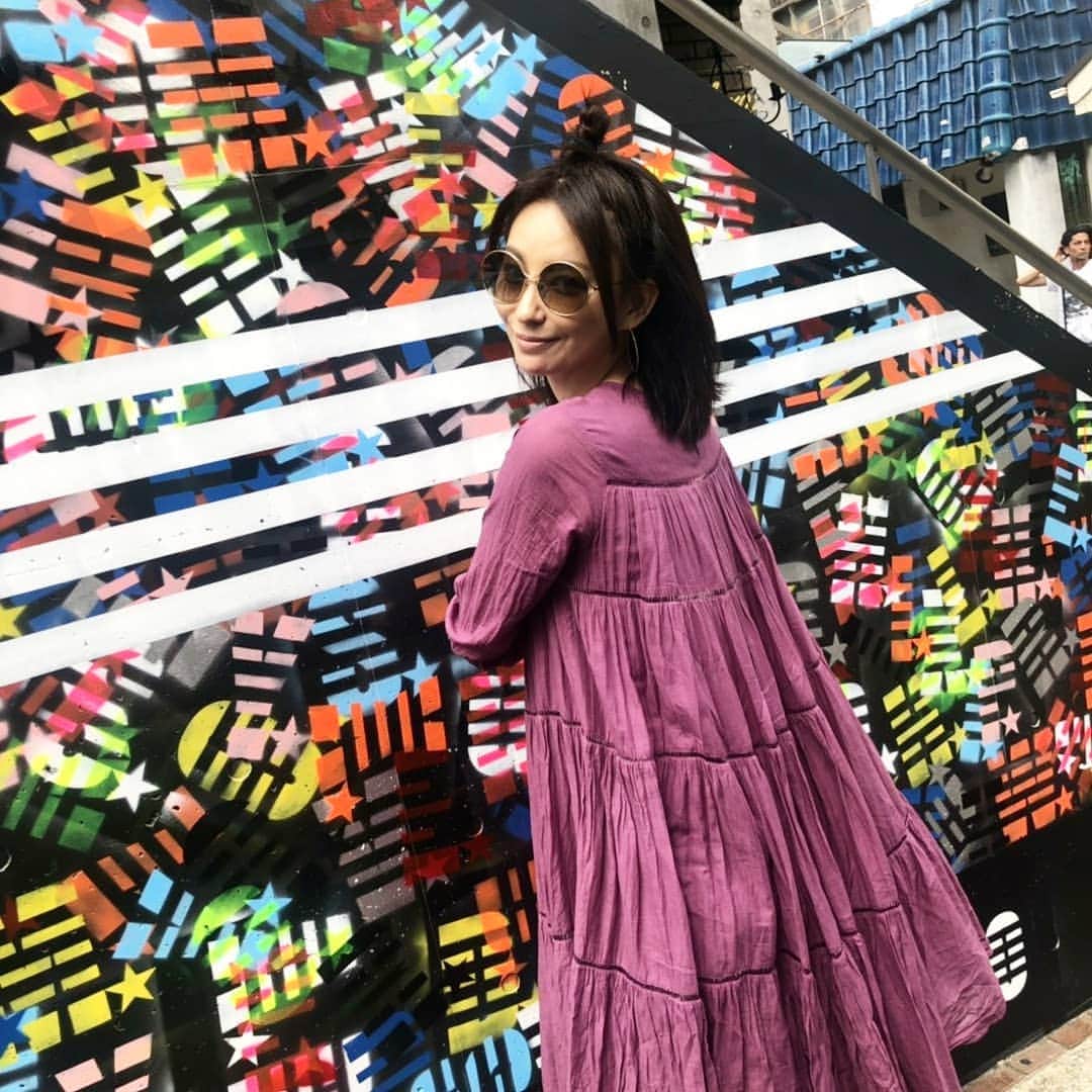 真山景子のインスタグラム：「#インスタ映え しちゃう壁ができたって噂聞いたから撮ってきたww #MADEINWORLD 沢山撮っていただきました笑笑」