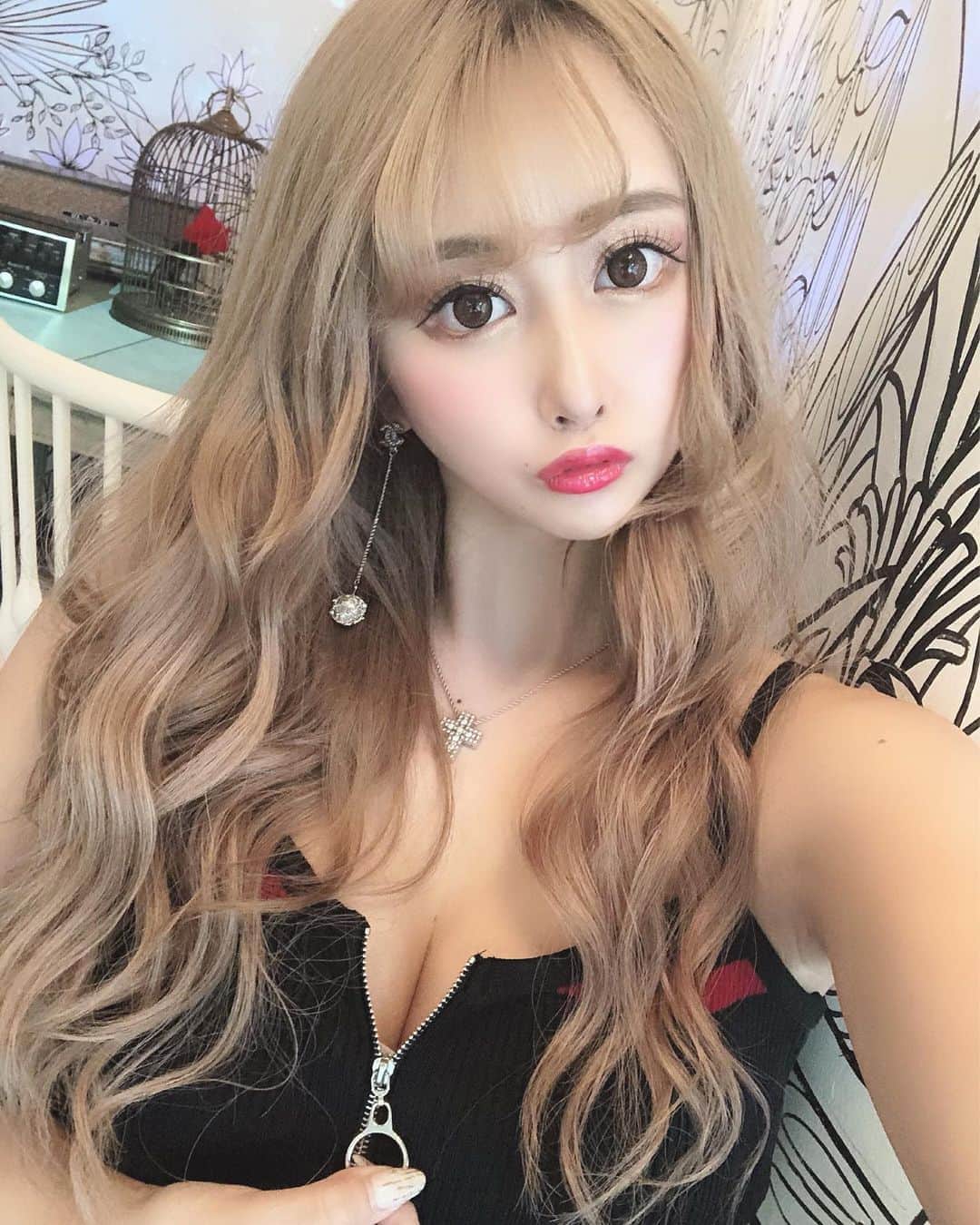 のインスタグラム：「. . この前、 @elena__clinic で ハイドラピーリングを受けたよ💦✨ . 古くなった角質除去、 毛穴汚れ除去、黒ずみ除去してもらった💓 . 肌のざらつきが無くなって ツヤツヤになったよ〜🤭♥️♥️ . . 全顔15,000円でした✨ 朝の４時までやってるし 他の最新美容メニューも かなりお手頃価格だった(｀･ω･´)b . . 詳しくは @elena__clinic を見てね🌙 . . #エレナクリニック #ルブロー #ハイフ #ハイドラピーリング #ハイドラフェイシャル #美肌  #ツヤ肌 #水光肌 #最新美容  #アートメイク #美容クリニック #深夜営業 #美容皮膚科 #美容 #新宿 #歌舞伎町」
