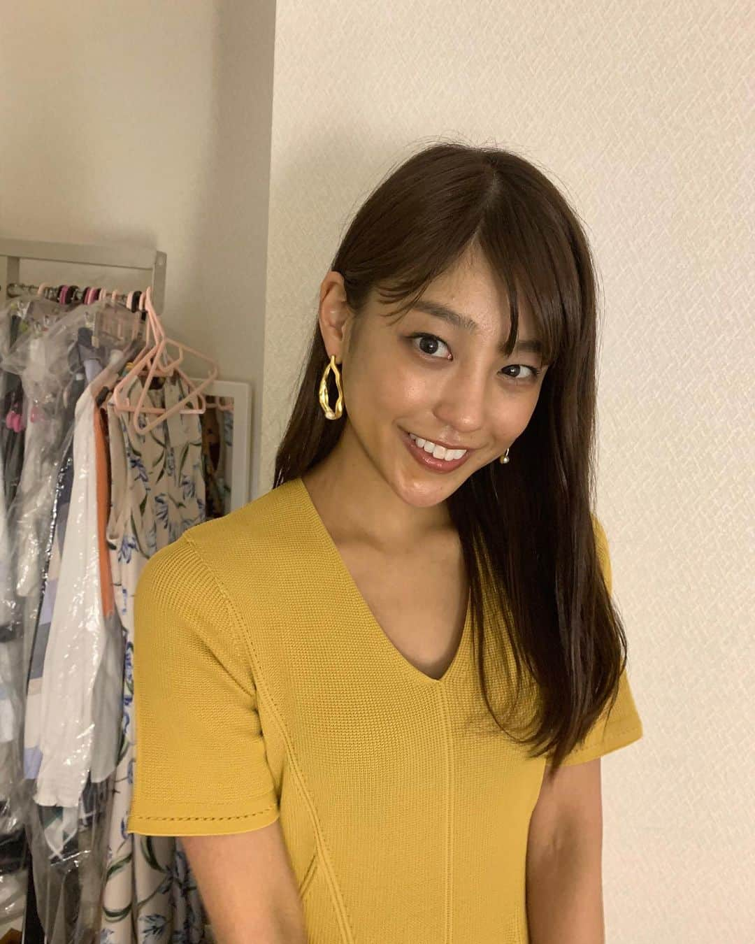 岡副麻希さんのインスタグラム写真 - (岡副麻希Instagram)「🌼 こんにちは！ ピアスと衣装がトロピカル🍍🌴💛 .  室内は冷房で冷えやすいので 羽織りもの必需の時期になってきました👼🎈🎈 自称冷え性❄️ 肩幅ひろい笑  衣装👗#celford  ピアス#cawaii」5月29日 14時42分 - maki_okazoe_official