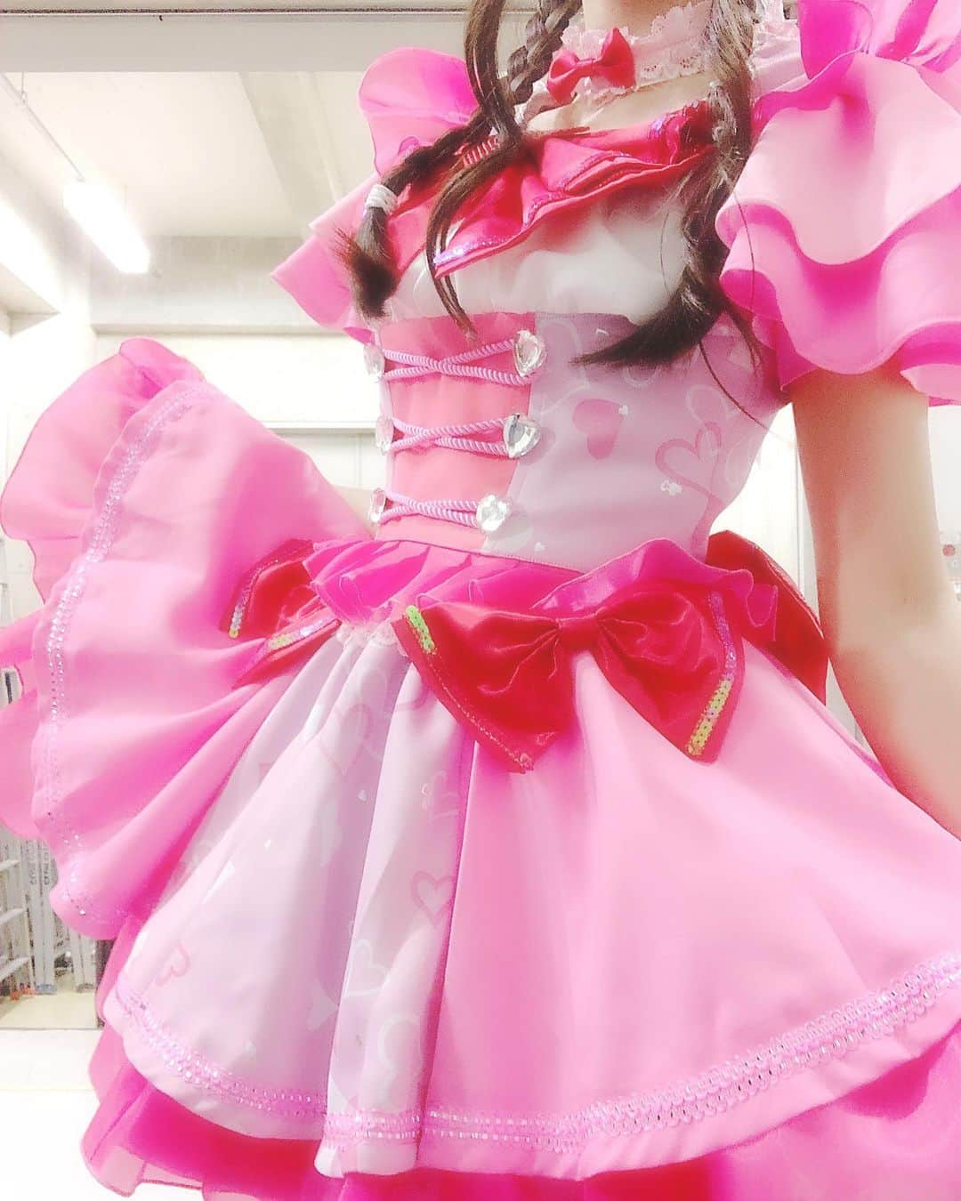 宮内桃子さんのインスタグラム写真 - (宮内桃子Instagram)「5月28日に新衣装の👗✨ お披露目がありました。 新衣装、すごくうれしい。  色々なアレンジが出来て👉👈💗 とってもかわいいです。  引き続きお楽しみに🐼🎋 中国からの帰りを待っていてください！  #アイドル #アイドル衣装 #今日の服装 #今日のコーデ #衣装 #日本観光 #日本人 #love」5月29日 14時39分 - bakemonomomo