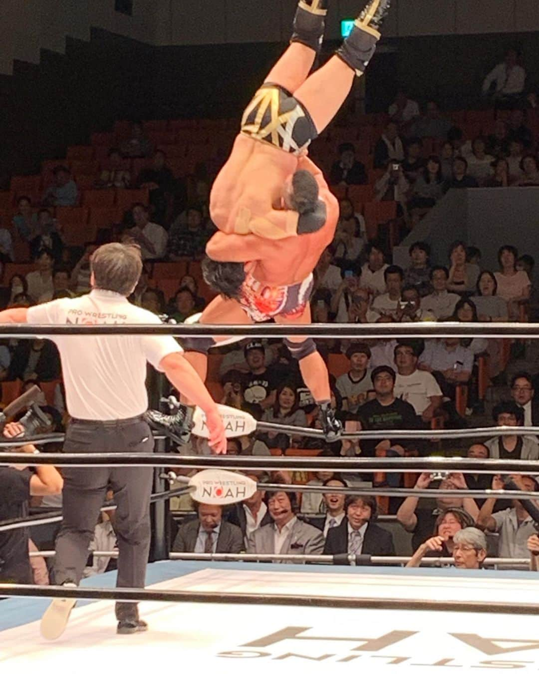 柴崎貴広さんのインスタグラム写真 - (柴崎貴広Instagram)「昨日はプロレスを観てきました！  #プロレスリングノア  #noah_ghc  #潮崎豪 選手  #杉浦貴 選手  #kazumasakamoto 選手  #新崎人生 選手  #マサ北宮 選手  #小橋建太 さん  #清宮海斗 選手  #息子 くん」5月29日 14時50分 - shibasaki26