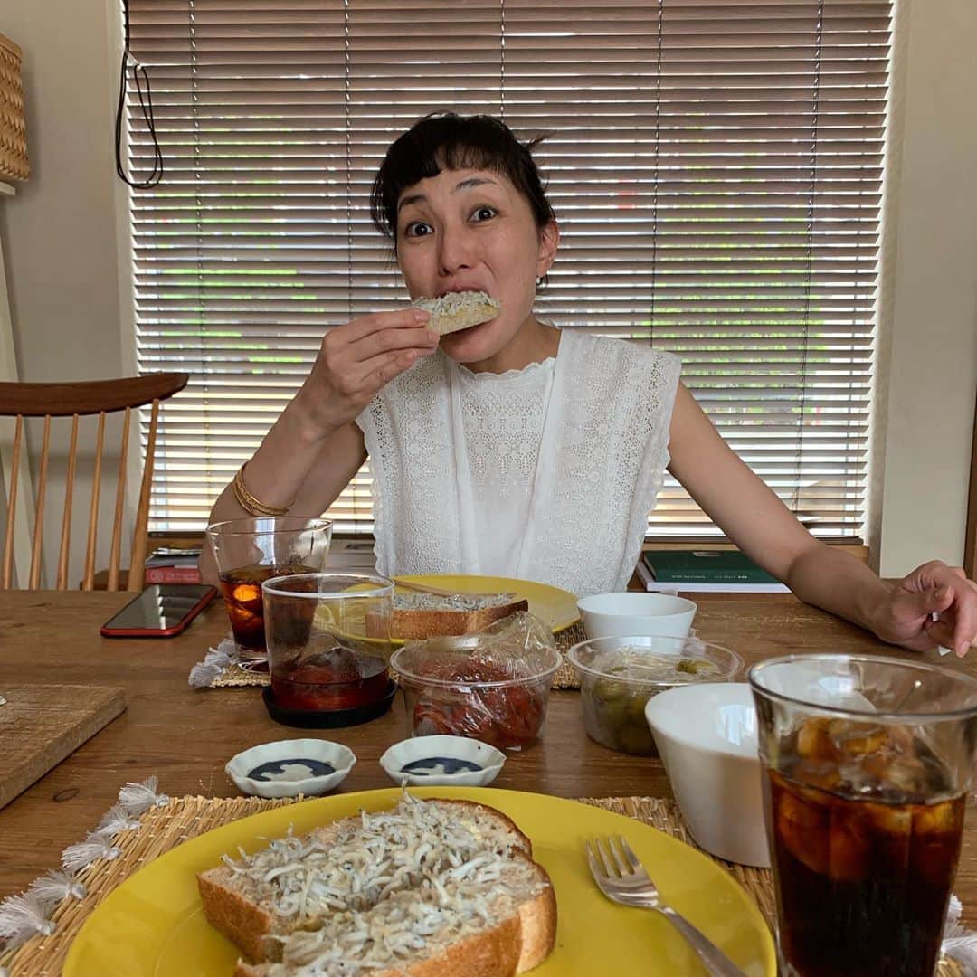 石田ゆり子さんのインスタグラム写真 - (石田ゆり子Instagram)「目の前にこの人がいる なんかものすごい 可愛いんですけど。 小学生のムスメを持った お母さんの気持ちだわ。 自分がお土産で持ってきた 釜揚げシラスを うまいうまいと大絶賛する 板谷由夏😭👏🏻🤣 しらすトーストは ほんとに美味しいね！ マヨネーズと オリーブオイル、 山ほどのパルミジャーノが決め手だね！ 板谷由夏ばんざいの 午後です。 #たのしい板谷由夏」5月29日 14時54分 - yuriyuri1003