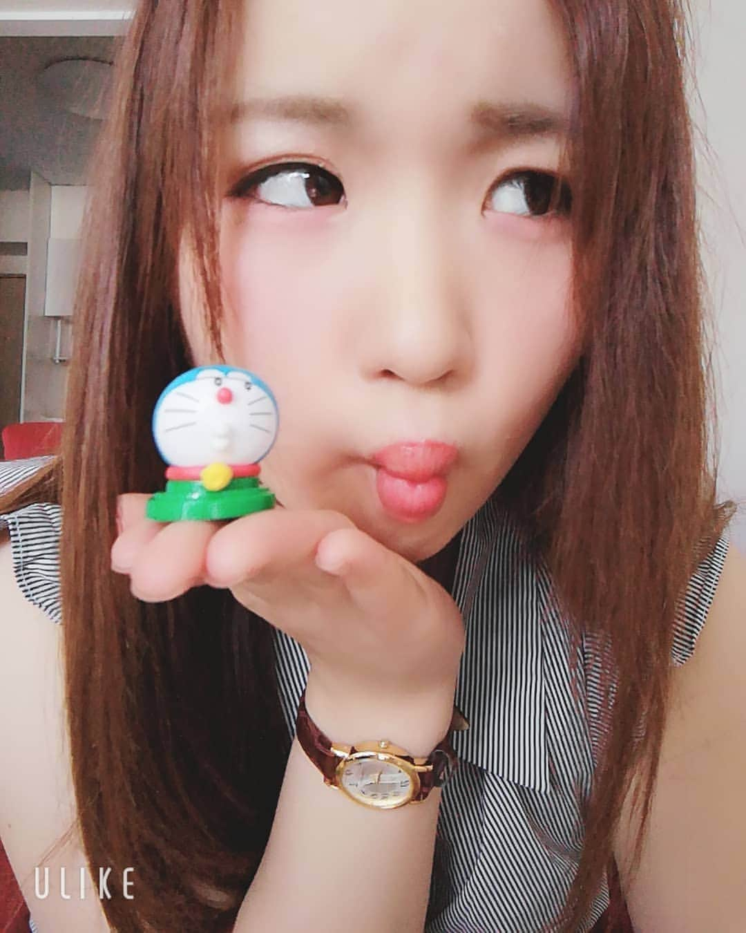 鈴木美南海さんのインスタグラム写真 - (鈴木美南海Instagram)「「チョコエッグの中身を知りたい！！」というメッセージを多く頂いたので、連投ドアッブ失礼します😂 . チョコの中身は...ドラえもんでした💕 ちょっと顔マネしてみたんだけど...笑 まだまだ練習必要ですね😒笑 . とてもおいしくいただきました😋 . #チョコエッグ #チョコエッグドラえもん #シリーズ #連投 #連投すいません #顔真似 #似てない #鈴木美南海 #女優 #女優志望 #女優の卵 #役者 #役者志望 #役者の卵 #芸能事務所 #newgatetokyo #所属 #22歳 #食べるの大好き」5月29日 14時59分 - u_minami_official