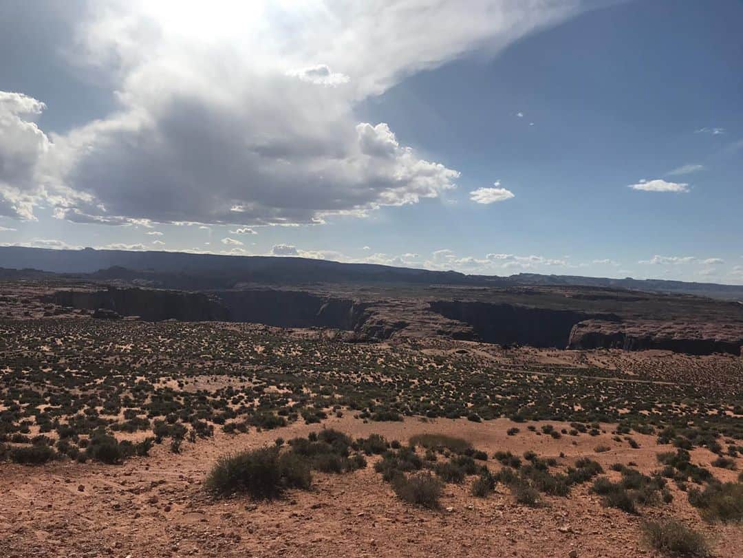 水原希子 さんのインスタグラム写真 - (水原希子 Instagram)「Speechless❤️ この場所は、岩の形が馬の蹄鉄のように見える事から、 ホースシューベントと呼ばれているんだけど、 この峡谷スポットまで歩いて見えてくるのは 最後の写真の砂漠に巨大な２つの穴が ポッカリ空いちゃったみたいな景色。 それだけでも、なんじゃこりゃー！ってなるのに、 どんどん近づいていくと、このホースシュー峡谷が現れて、、 はぁ、、圧巻の一言😭❤️ 川の色、エメラルドグリーン🐢 自然が生み出す景色って本当に圧倒される。」5月29日 15時01分 - i_am_kiko