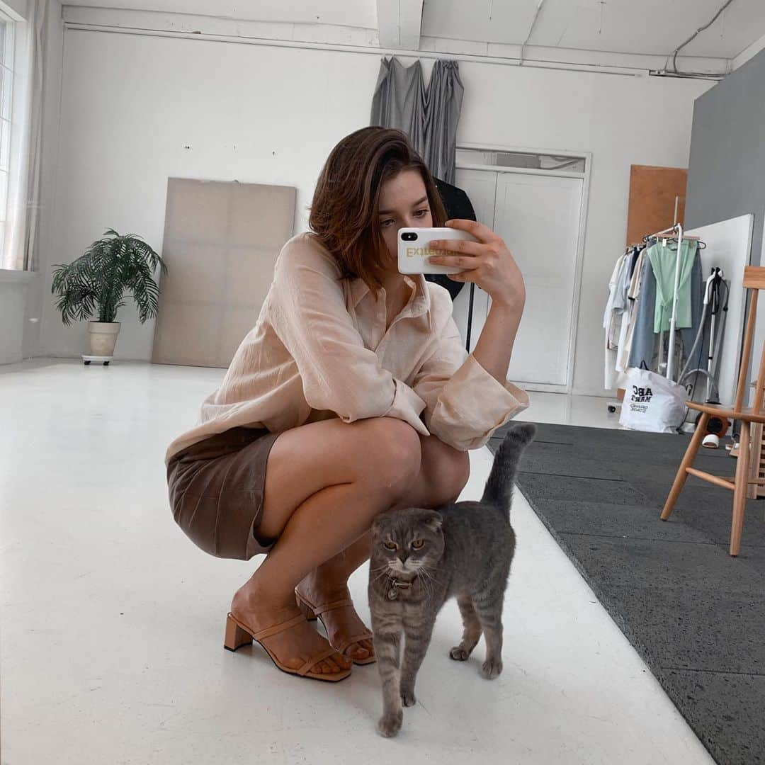 アンジェリーナ・ダニロヴァさんのインスタグラム写真 - (アンジェリーナ・ダニロヴァInstagram)「Mother of cats.Basically this is how we shoot. #losense」5月29日 15時02分 - angelinadanilova