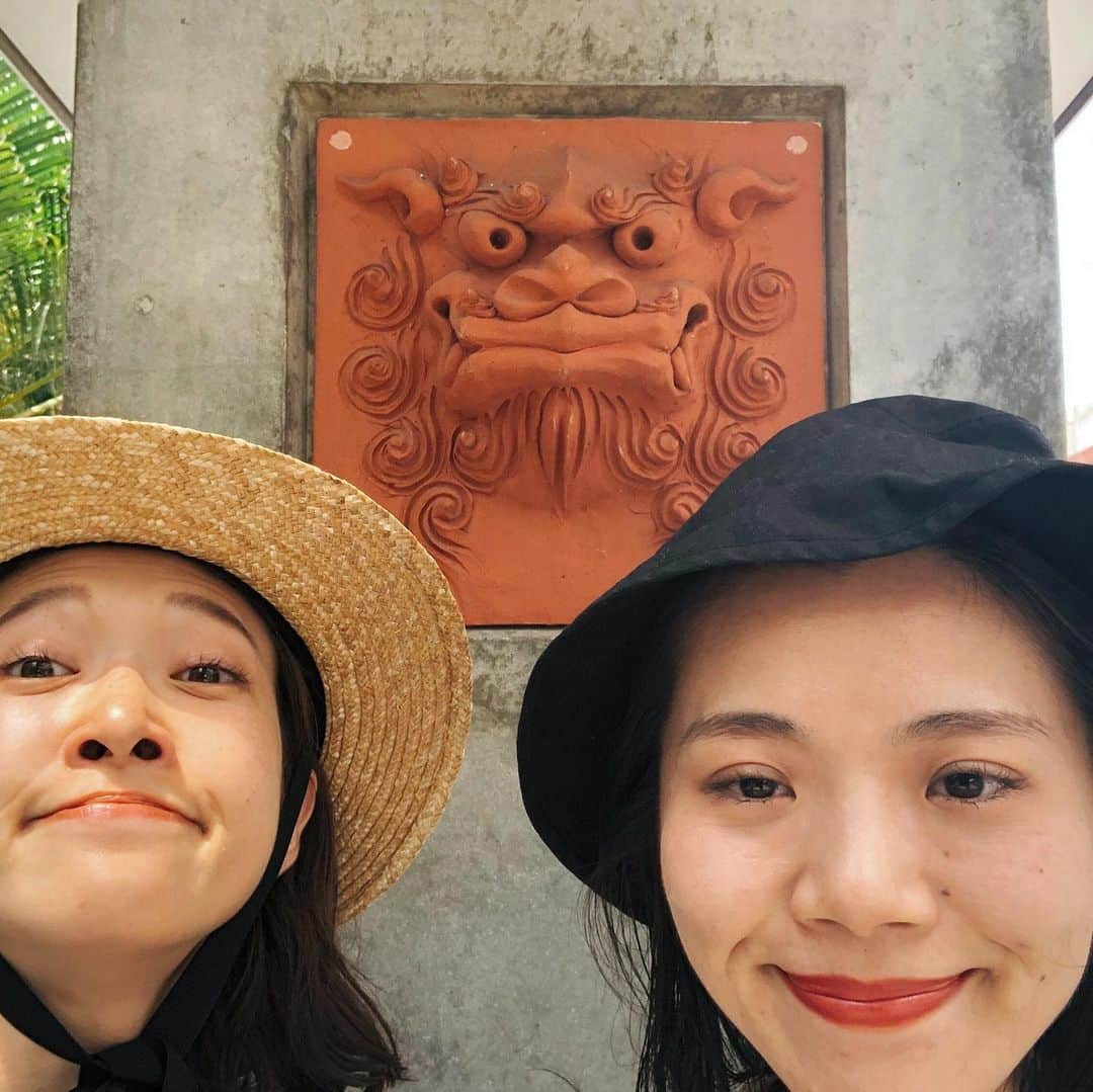 Alysa Ichikiさんのインスタグラム写真 - (Alysa IchikiInstagram)「やっと連れてこれた人👭 全くアクティブなイメージがない人。 どんな時でも日頃から自然の恵みに ご縁と巡り合わせに感謝をするあやさんを この島が好きにならないわけがないとは思っていたけど 1日ずれてたら大瀑布で行けなかった滝ツアー🛶 強風予報で危うかった海ツアーが予報大外れの無風に🌊 ウミガメにもサンセットも会えたね🐢🌅 やりたかった全てを叶えるなんてびっくりな毎日😳 おやつ付きのしおり通り！さすが👏🏻 きっと普段のあやさんを知ってる人はびっくりするだろなぁ というくらいあやさんのアクティブver.がたくさん見れた幸せな4日間🌞 安心いっぱいなツアーは @tida.kankan2018 のおかげ🙏🏻 いつもありがとう✨ . 子供みたいに遊んで大人な話をして 美味しいお酒を飲んでたくさんごはんを食べて 大声で笑っていっぱい寝て よし、明日からまたがんばろう！と思えるこのありがたみをずっと忘れたくないな🤲🏻 また新しい気付きをたっくさんありがとう、あやさん☺️ .  #いちきの西表島記録 #西表島 #石垣島 #マリュウドゥの滝 #バラス島」5月29日 15時03分 - alysa_i