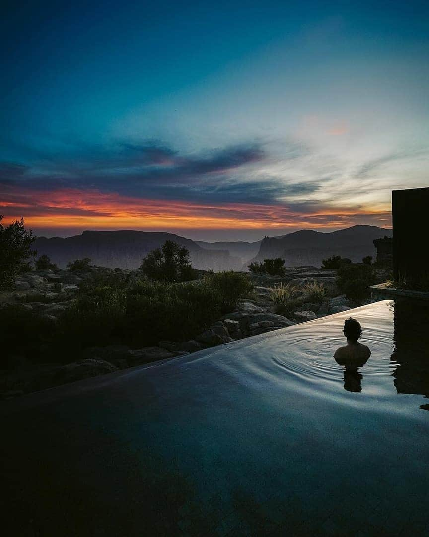 Discover Earthさんのインスタグラム写真 - (Discover EarthInstagram)「What better way to end the day than enjoying a beautiful sunset from a pool with an amazing view ! 🌄🇴🇲 Tag someone who loves sunsets ! — 📍#DiscoverOman — 📸 Photo by @alanxelmundo」5月29日 15時04分 - discoverearth