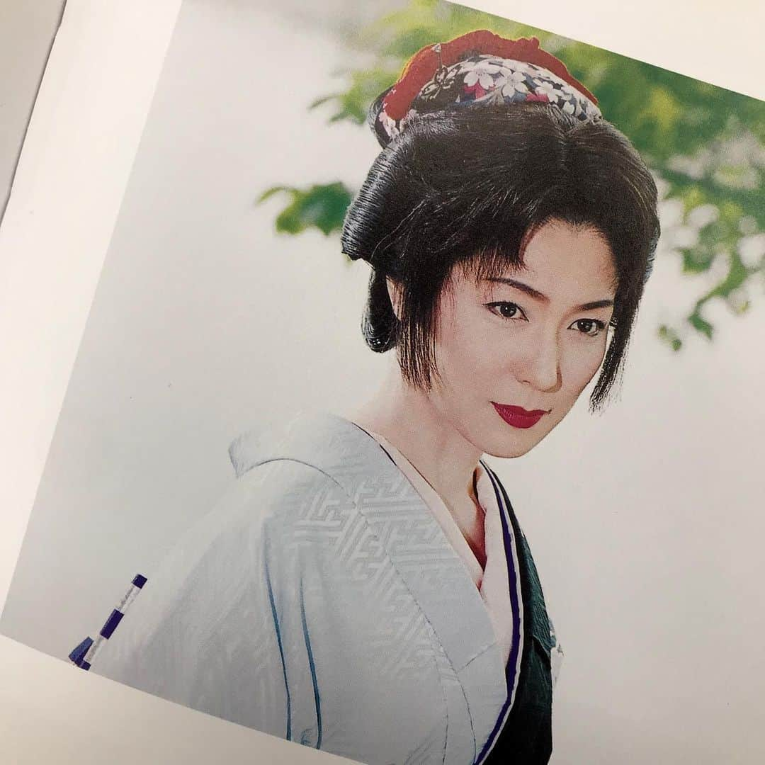 若村麻由美さんのインスタグラム写真 - (若村麻由美Instagram)「【告知】子供の頃、ちょんまげ頭で、浴衣におもちゃの刀を差して時代劇ごっこをしていたstaff Cです。 小刀、長刀、薙刀、手拭い、傘、マリなどなど、あらゆる道具で殺陣をする芸人お染、今晩スタートです。ご覧下さい。 . . 📺5月29日(水)スタート19:00～19:55 BSフジ181 連続時代劇「夜桜お染」全10話(再)主演 . . 📺毎週(木)20:00 TV朝日系 木曜ミステリー「科捜研の女19」第7話 榊マリコの休暇中に起こる事件で、風丘早月はお休みですが、パンダ🐼も登場とか！お楽しみに！  公式 https://www.tv-asahi.co.jp/kasouken19/#/ 公式 https://www.toei.co.jp/tv/kasouken19/index.html 公式LINE https://line.me/R/ti/p/%40kasouken  #若村麻由美 #mayumiwakamura #今晩 #BSフジ ＃連続ドラマ #時代劇 #フィルム撮影 #夜桜お染 #全10話 #主演 #写真集より  #七変化 #プロデューサー #能村庸一 #内藤剛志 #古谷一行 #片岡愛之助 #火野正平 #遠藤憲一 #平淑恵 #音楽 #coba #明日 #木8 #TV朝日 #科捜研の女 #season19 #第7話 #風丘早月 #お休み」5月29日 15時04分 - mayumiwakamura_official