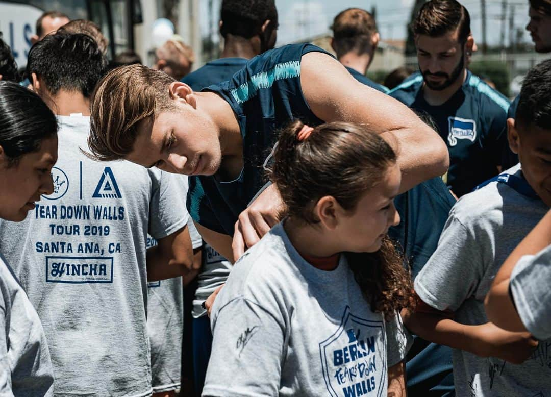 ヘルタ・ベルリンさんのインスタグラム写真 - (ヘルタ・ベルリンInstagram)「📚⚽️ Besuch in der Carr Intermediate School in Santa Ana! Vielen Dank für den herzlichen Empfang! 🙏🏽 . . Thanks for your warm welcome, Santa Ana! 🙌🏼 📚⚽️ . #teardownwallstour #carrintermediateschool #santaana #usa #school #berlin #hahohe #herthabsc」5月29日 15時05分 - herthabsc