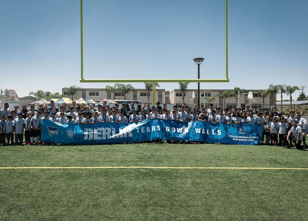 ヘルタ・ベルリンさんのインスタグラム写真 - (ヘルタ・ベルリンInstagram)「📚⚽️ Besuch in der Carr Intermediate School in Santa Ana! Vielen Dank für den herzlichen Empfang! 🙏🏽 . . Thanks for your warm welcome, Santa Ana! 🙌🏼 📚⚽️ . #teardownwallstour #carrintermediateschool #santaana #usa #school #berlin #hahohe #herthabsc」5月29日 15時05分 - herthabsc