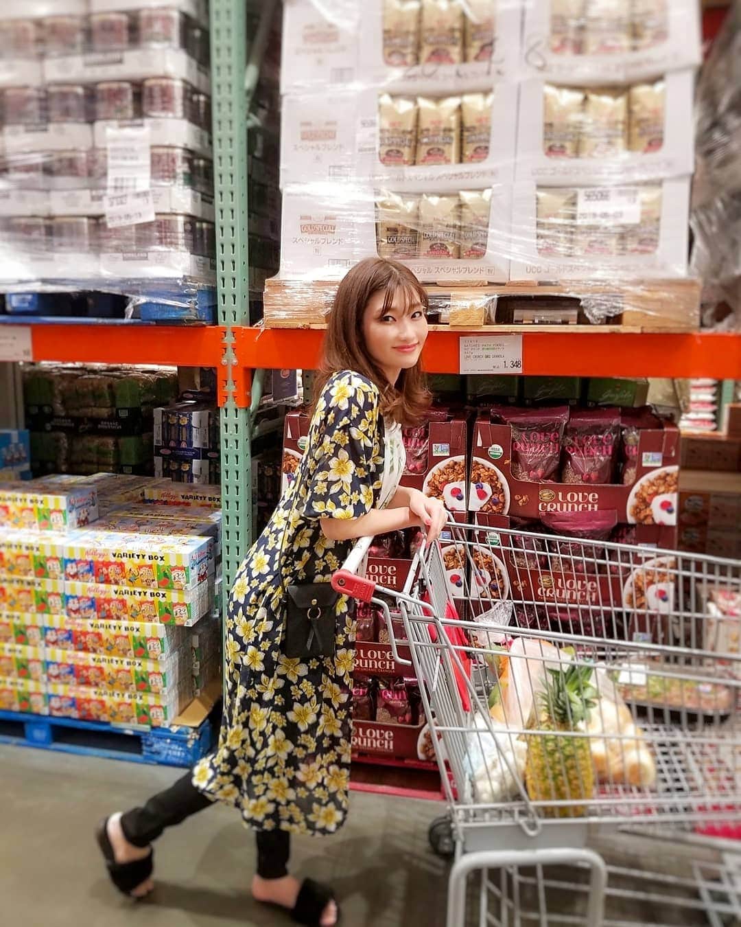 のインスタグラム：「仕事じゃない時の荷物は少なくしたい♪携帯+α入るサイズが好き🌈🌈✨@queen.lupis #ルピス#iupis#可愛いバッグ#ミニバッグ#バッグから始めるオシャレ#お洒落さんと繋がりたい #ファッション#コーデ#ママコーデ#コストコ #バッグ：#ルピス @queen.lupis (bag0007)#costco」
