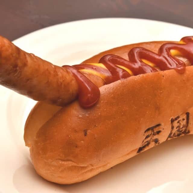 東京カレンダーさんのインスタグラム写真 - (東京カレンダーInstagram)「『珈琲 天国』名物「プレーンホットドック」は、パンの両脇から飛び出るソーセージのビジュアルがインパクト大！まずはソーセージだけを食べ進めて、中心部でやっと香ばしいパンと一緒に食べられる。 #東京カレンダー #東カレ #tokyocalendar #hotdog #浅草 #珈琲天国 #プレーンホットドック」5月29日 15時07分 - tokyocalendar