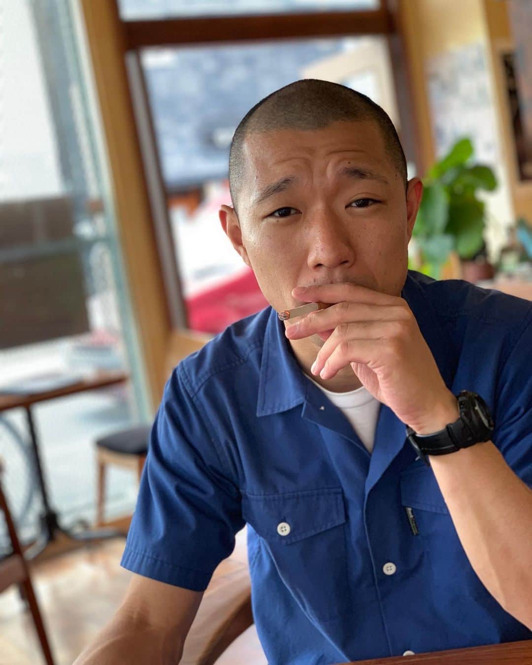 池田真一のインスタグラム：「今井とエンジョイカフェ！ やっぱりエンジョイカフェで写真撮ったらイキってまうなぁ〜 いや、俺中国人観光客やん！」