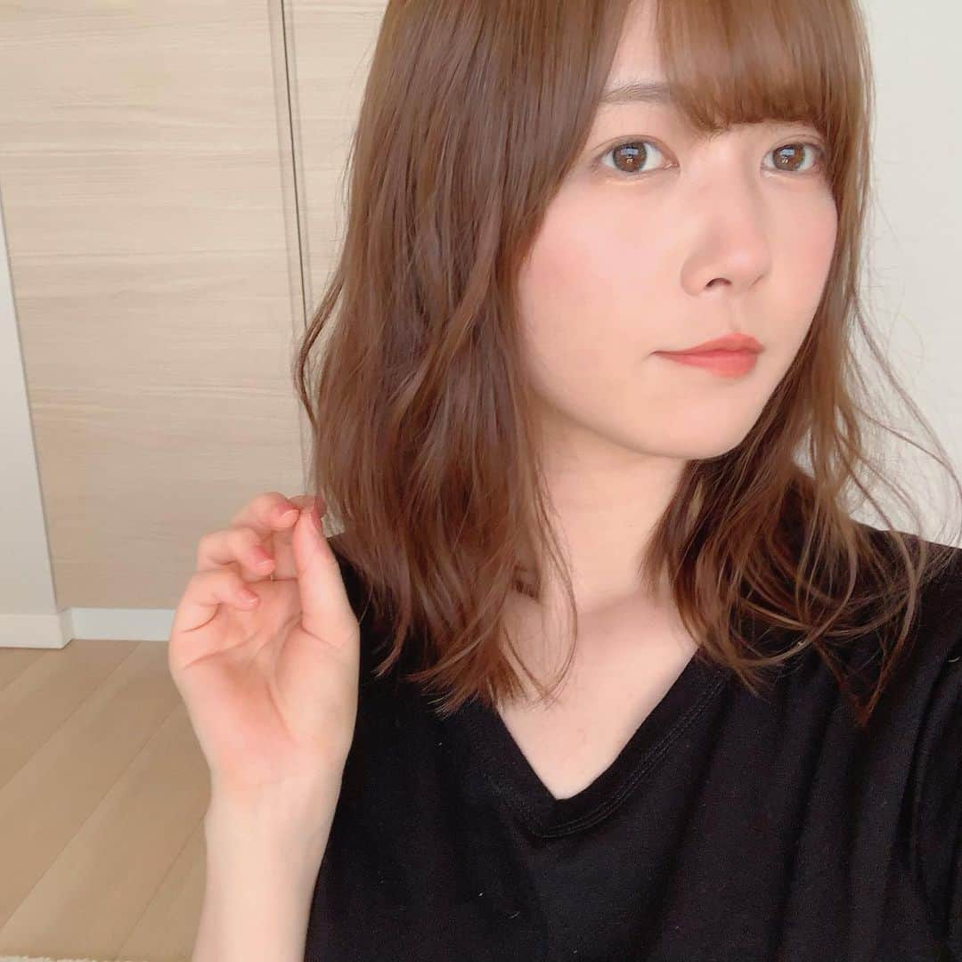 もえりんのインスタグラム：「💇‍♀️✨  elytsヨネさん。いつもありがとうございます！ TOKIOトリートメントしてもらうと髪が生き返るので、本当に助かってます...！  髪は最近だいぶ伸びてきて、 耳にかけずにゆる～～～～っと巻いてます😌🌟  #elyts」