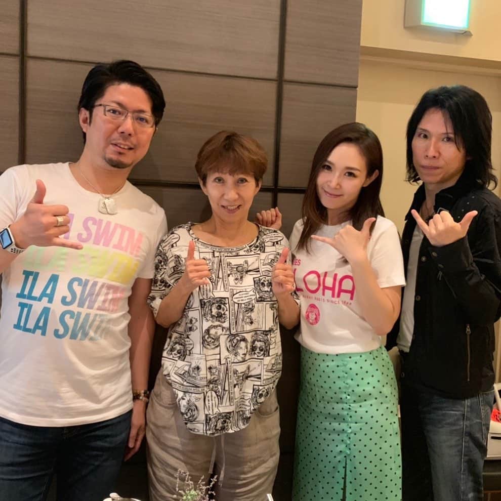 愛内里菜のインスタグラム：「KOJIさんのご紹介で﻿ ﻿ ハワイのTシャツブランド﻿ 88teesのオーナー ✨ルーキー✨さんと﻿お食事😊﻿ ﻿ みんなでHAPPYな時間でした🌈﻿ ﻿ ﻿ #@kojinw8﻿﻿﻿ #@88teesofficial #@miyake_plus_seikotsuin #愛内里菜 改め #R として #歌手 再始動﻿﻿﻿ #垣内りか #垣内倶楽部 ﻿﻿﻿ ﻿ ﻿ ﻿」