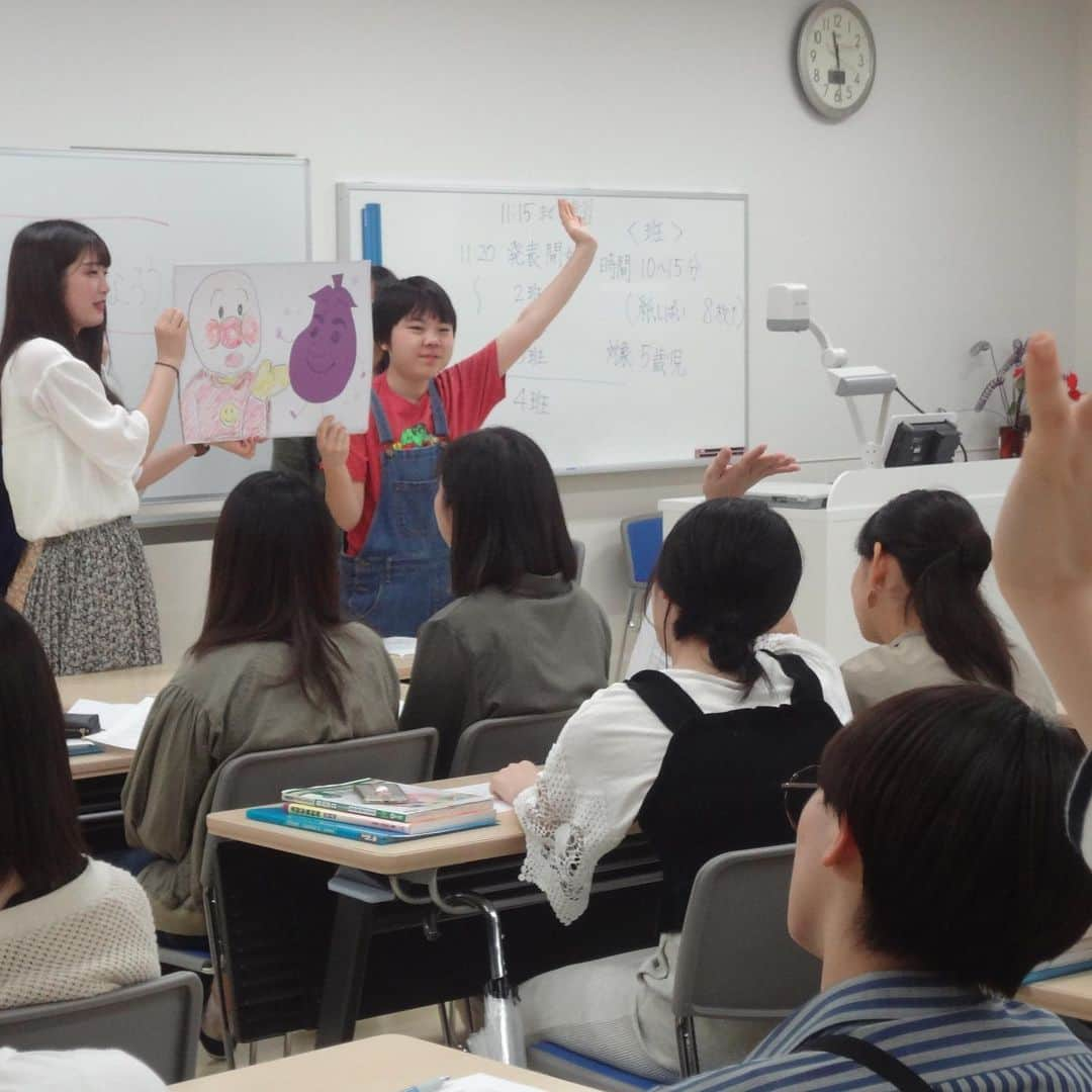 福岡女子短期大学さんのインスタグラム写真 - (福岡女子短期大学Instagram)「＠健康栄養学科 . 5/27(月）健康栄養学科2年生「栄養指導論実習１」では、『栄養教育🌱』についてグループワークを行いました🎀子どもたちの関心をひきつけるような工夫を行うグループ、幼児期における栄養や食生活の問題点について、イラスト🖍などで説明を行うなど、どのグループも分かりやすく🧐説明を行いました。栄養教諭を2年連続✨で輩出している健康栄養学科❗️在学生も頑張っていますね🌟 . #福岡女子短期大学 #健康栄養学科 #福岡女子短期大学健康栄養学科 #栄養教諭の卵 #栄養指導 #栄養管理 #栄養バランス #健康 #健康管理 #短大生 #短大生活 #食育 #食育アドバイザー #ヘルシー #幼児食 #太宰府市 #食 #栄養士 #フードスペシャリスト #健康管理士 #栄養学 #栄養士の卵 #栄養士さんと繋がりたい . ========[ 資料請求 ]======== ． 新しい福岡女子短期大学の資料請求（2020大学案内📕）を無料送付中です。本学ホームページ📲からお気軽に申し込みください🌟 . 子ども学科/健康栄養学科 音楽科/文化教養学科 ． 福岡女子短期大学 住所：‪‪‪‪福岡県太宰府市五条四丁目16番‬1号‬‬‬ tel：‪‪‪092-922-4034‬‬‬（代表） . =======================」5月29日 15時52分 - fukuoka_wjc