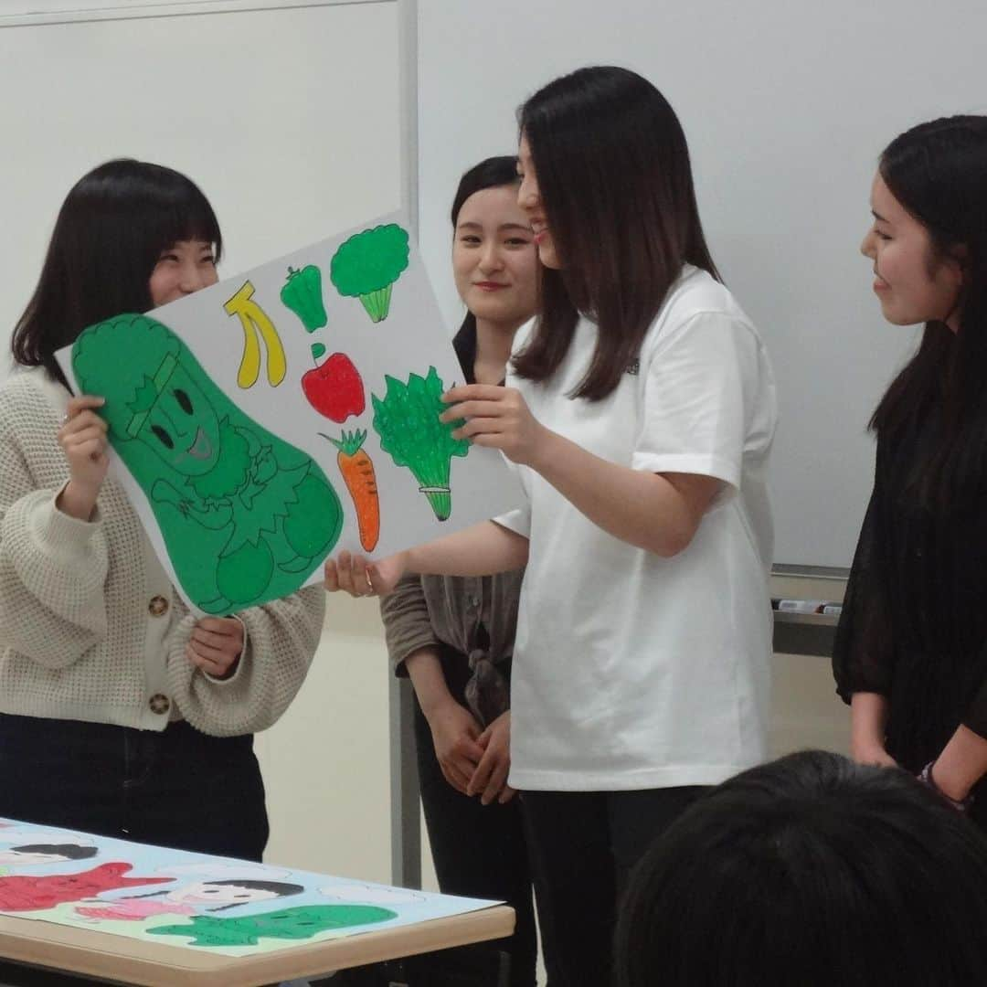 福岡女子短期大学さんのインスタグラム写真 - (福岡女子短期大学Instagram)「＠健康栄養学科 . 5/27(月）健康栄養学科2年生「栄養指導論実習１」では、『栄養教育🌱』についてグループワークを行いました🎀子どもたちの関心をひきつけるような工夫を行うグループ、幼児期における栄養や食生活の問題点について、イラスト🖍などで説明を行うなど、どのグループも分かりやすく🧐説明を行いました。栄養教諭を2年連続✨で輩出している健康栄養学科❗️在学生も頑張っていますね🌟 . #福岡女子短期大学 #健康栄養学科 #福岡女子短期大学健康栄養学科 #栄養教諭の卵 #栄養指導 #栄養管理 #栄養バランス #健康 #健康管理 #短大生 #短大生活 #食育 #食育アドバイザー #ヘルシー #幼児食 #太宰府市 #食 #栄養士 #フードスペシャリスト #健康管理士 #栄養学 #栄養士の卵 #栄養士さんと繋がりたい . ========[ 資料請求 ]======== ． 新しい福岡女子短期大学の資料請求（2020大学案内📕）を無料送付中です。本学ホームページ📲からお気軽に申し込みください🌟 . 子ども学科/健康栄養学科 音楽科/文化教養学科 ． 福岡女子短期大学 住所：‪‪‪‪福岡県太宰府市五条四丁目16番‬1号‬‬‬ tel：‪‪‪092-922-4034‬‬‬（代表） . =======================」5月29日 15時52分 - fukuoka_wjc