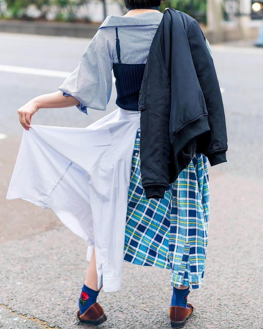 Harajuku Japanさんのインスタグラム写真 - (Harajuku JapanInstagram)「19-year-old Japanese fashion student Lisa (@drawing_risa) on the street in Harajuku wearing an outfit that features a skirt made by buttoning together two dress shirts borrowed from her father's closet.」5月29日 15時52分 - tokyofashion