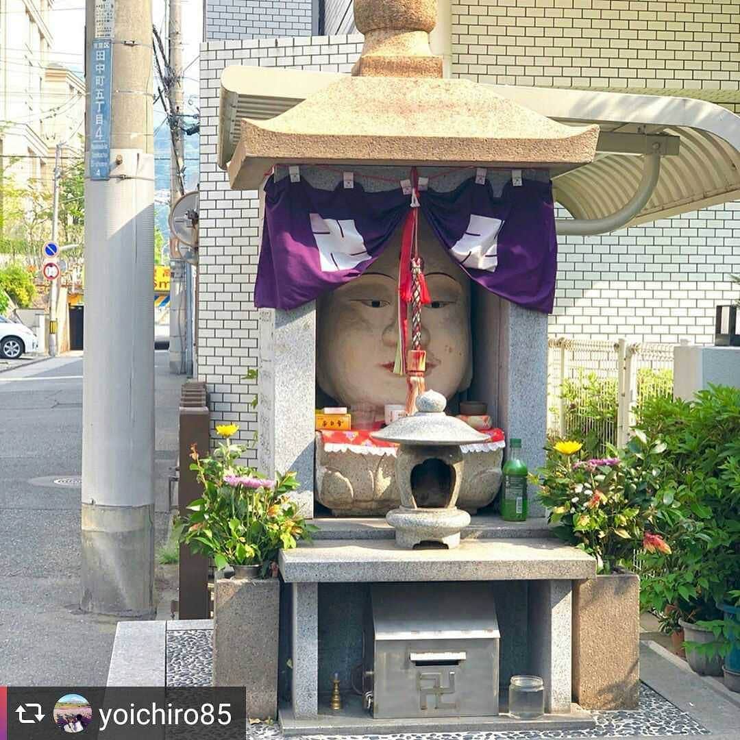 兵庫県さんのインスタグラム写真 - (兵庫県Instagram)「兵庫県公式インスタグラム『love_hyogo』です。  love_hyogoでは皆さんが#lovehyogo のハッシュタグを付けて投稿していただいた写真から素敵な写真をご紹介させていただきます。  本日のピックアップは @yoichiro85 さんのお写真です👑 ハッシュタグをつけての投稿ありがとうございます😳  写真は神戸市東灘区にある『花松くび地蔵』の写真です📷  お堂にみっちりお顔がつまったお地蔵様です😁 これは夜中にふいに目撃したら度肝を抜かれるやつですね(ﾟдﾟ)💦 よく見ると、白いお肌にくっきり眉毛に涼しげな目元、赤い口紅で少し微笑んでいるようにも見えます😊  もともとこの辺りには、花松地蔵と呼ばれる首から上の病気平癒に霊験があると評判の石仏がありました。大正６年に地域の人たちが新たに首から上の地蔵様をつくり「花松くび地蔵」と名付けたのがこのお地蔵様だそうです。 首から上の病気や悩みのある方は訪れてみてはいかがでしょうか😊 兵庫にまつわる投稿は#lovehyogo のハッシュタグをお願いします👈  #兵庫県#兵庫#lovehyogo#love_hyogo#photooftheday#followme#神戸市 #神戸市東灘区 #花松くび地蔵 #くび地蔵 #お地蔵様 #地蔵 #珍百景 #b級スポット #光景  #街角」5月29日 15時52分 - love_hyogo