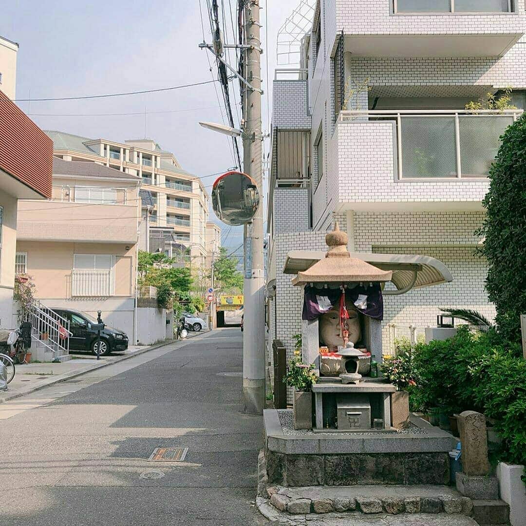 兵庫県さんのインスタグラム写真 - (兵庫県Instagram)「兵庫県公式インスタグラム『love_hyogo』です。  love_hyogoでは皆さんが#lovehyogo のハッシュタグを付けて投稿していただいた写真から素敵な写真をご紹介させていただきます。  本日のピックアップは @yoichiro85 さんのお写真です👑 ハッシュタグをつけての投稿ありがとうございます😳  写真は神戸市東灘区にある『花松くび地蔵』の写真です📷  お堂にみっちりお顔がつまったお地蔵様です😁 これは夜中にふいに目撃したら度肝を抜かれるやつですね(ﾟдﾟ)💦 よく見ると、白いお肌にくっきり眉毛に涼しげな目元、赤い口紅で少し微笑んでいるようにも見えます😊  もともとこの辺りには、花松地蔵と呼ばれる首から上の病気平癒に霊験があると評判の石仏がありました。大正６年に地域の人たちが新たに首から上の地蔵様をつくり「花松くび地蔵」と名付けたのがこのお地蔵様だそうです。 首から上の病気や悩みのある方は訪れてみてはいかがでしょうか😊 兵庫にまつわる投稿は#lovehyogo のハッシュタグをお願いします👈  #兵庫県#兵庫#lovehyogo#love_hyogo#photooftheday#followme#神戸市 #神戸市東灘区 #花松くび地蔵 #くび地蔵 #お地蔵様 #地蔵 #珍百景 #b級スポット #光景  #街角」5月29日 15時52分 - love_hyogo